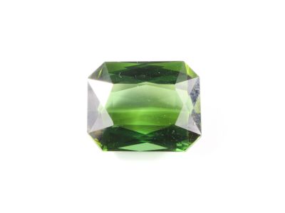une tourmaline verte sur fond blanc
