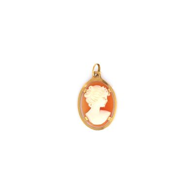 un pendentif camée plaqué or représentant une femme de profil