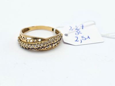 gros plan d'une bague sur une surface blanche avec une étiquette de prix