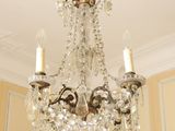 un lustre suspendu au plafond d'une pièce