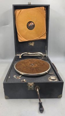 un vieux tourne-disque rangé dans une valise