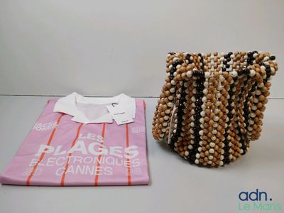 un sac et un t-shirt posés l'un à côté de l'autre