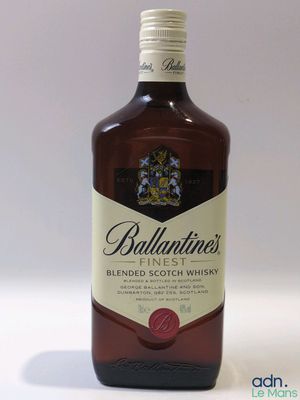 une bouteille de whisky écossais blended Ballantine's sur fond blanc