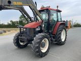 un tracteur garé sur le bord de la route
