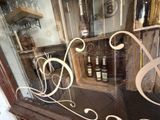 une vitrine en verre contenant des bouteilles d'alcool