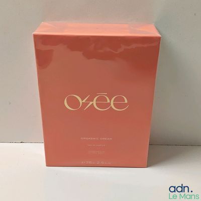 gros plan d'une boîte de parfum sur une table