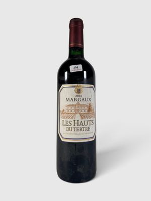 une bouteille de vin posée sur une table