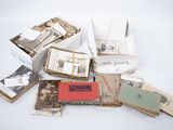 beaucoup de vieux livres et de cartes postales sur la table