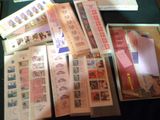 beaucoup de timbres et d'enveloppes posés sur une table