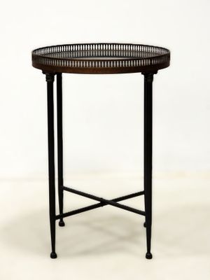 une image représentant une table ronde avec un piètement en métal et un plateau en bois