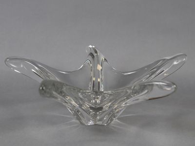 un bol en verre transparent surmonté d'un oiseau