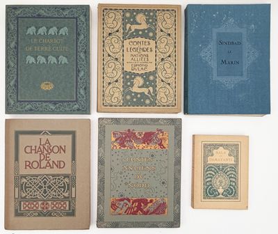 plusieurs vieux livres sont alignés sur une surface blanche