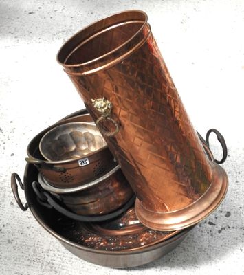 un grand vase en cuivre posé sur un plateau en métal