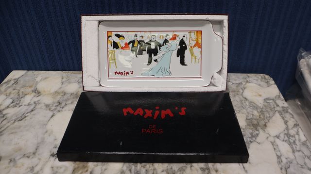 Maxim’s : plat à cake en porcelaine 