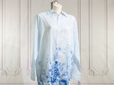 une photo d'une robe bleue et blanche sur un mannequin