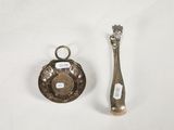 une cuillère en argent et une cuillère en argent posées sur une surface blanche