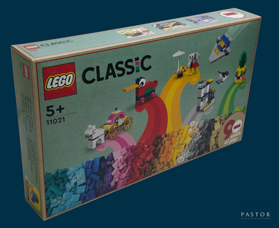 une boîte de Lego posée sur une table