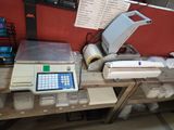 une machine posée sur une table à côté d'une imprimante