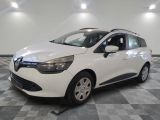 la voiture blanche est garée sur un carrelage à carreaux
