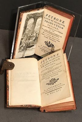 deux livres ouverts posés l'un à côté de l'autre sur une table