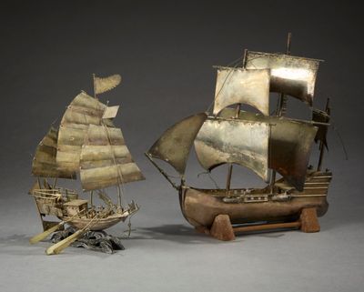 un ensemble composé d'une maquette en métal représentant un voilier et d'une maquette en bois représentant un voilier