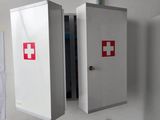 une armoire à pharmacie sur laquelle figure une croix rouge