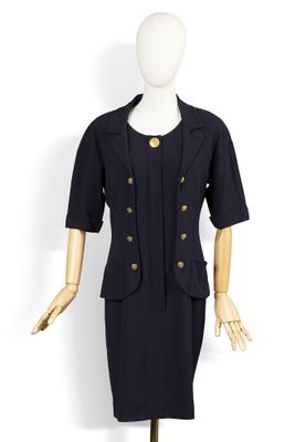une image représentant une robe et une veste sur un mannequin