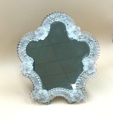 un petit miroir posé sur une table