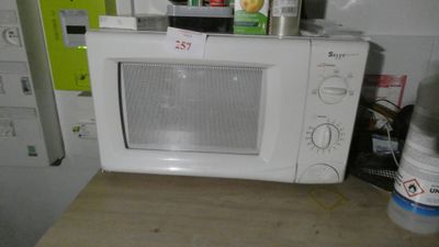 un micro-ondes posé sur le comptoir d'une cuisine