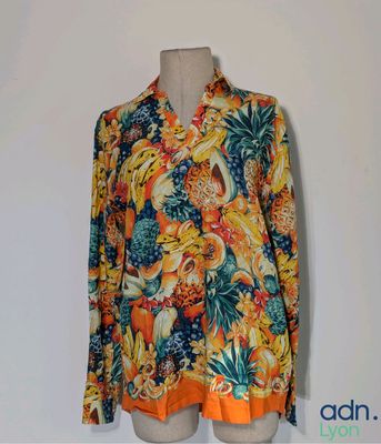 un gros plan sur une chemise portée par un mannequin, mannequin, mannequin, mannequin, mannequin, mannequin, mannequin, mannequin