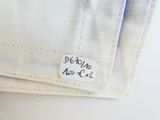 un gros plan sur un morceau de tissu muni d'une étiquette