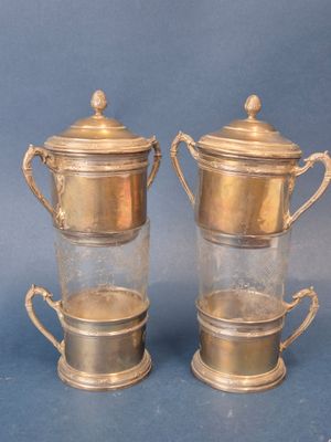 paire de théières anciennes en métal argenté avec couvercles en verre