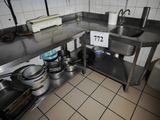 de nombreuses casseroles et poêles sur le comptoir de la cuisine