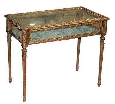 une petite table avec un plateau en verre sur fond blanc