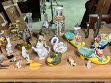 de nombreuses figurines posées sur une table dans une pièce