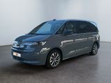 La camionnette grise est garée dans une pièce aux murs blancs.