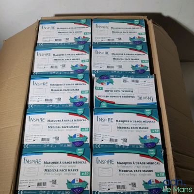 Plusieurs cartons de matériel médical sont empilés les uns sur les autres