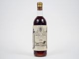une bouteille de vin posée sur une surface blanche