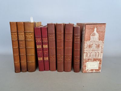 Les livres sont alignés sur une table