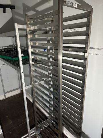 Échelle inox 20 niveaux (l :33) et étagère aluminium gastro (deux...