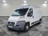 la photo d'une camionnette blanche garée dans une grande pièce
