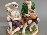 deux figurines représentant deux personnes assises sur une table