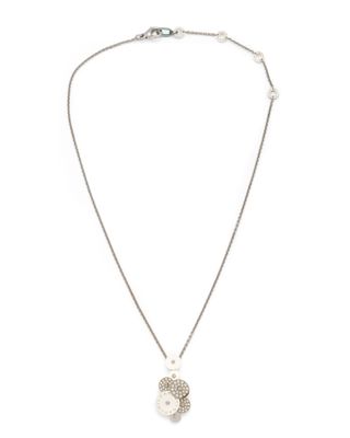 un collier avec un pendentif en perle blanche et une chaîne en argent