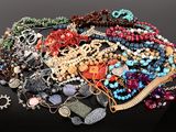 une pile de bijoux assortis sur une table noire