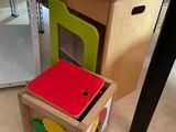 une petite cuisine avec une table en bois et une cuisine jouet colorée