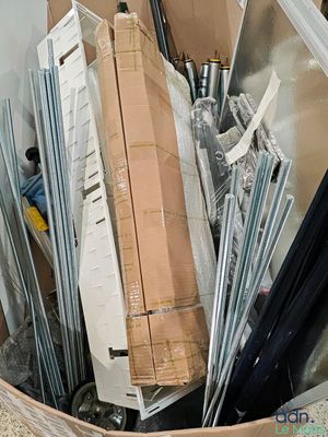 une boîte en carton remplie d'objets hétéroclites dans une pièce