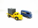 deux camions miniatures placés l'un à côté de l'autre sur une surface blanche