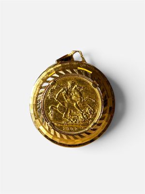 une image représentant une médaille d'or sur laquelle figure un homme à cheval