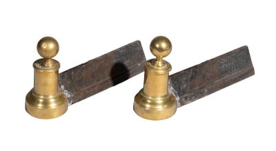 paire de chevilles en bois plaquées laiton d'époque sur fond blanc