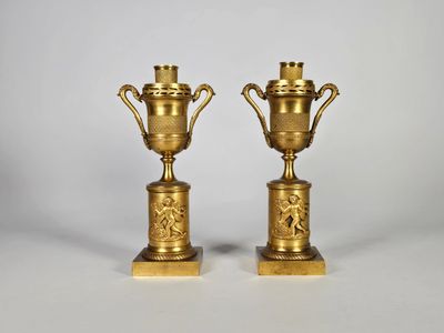 paire de vases anciens en laiton sur des socles en marbre